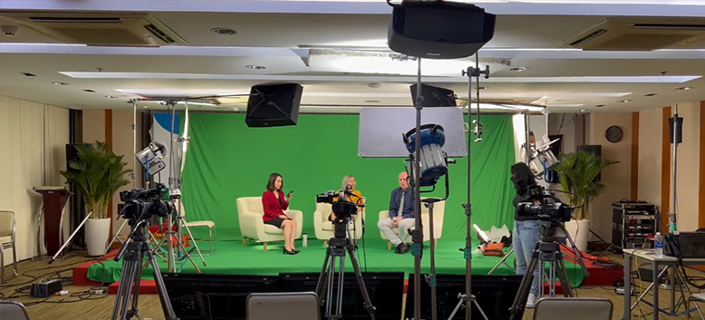 VUS - TALKSHOW: ENGLISH FOR EVERYONE